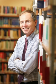 Jan Švejnar by při volbě hlavy státu porazil expremiéra Fischera.