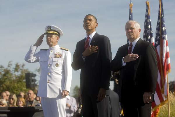 Jeden slibuje, druhý sliby koriguje. Zleva: šéf sboru náčelníků štábů Mullen, prezident Obama a ministr obrany Gates.