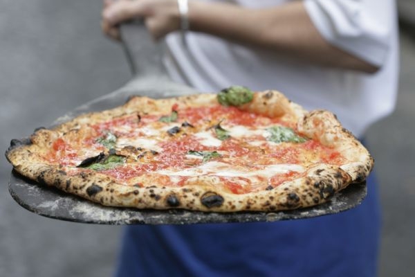 Pizza Margherita má mít tři italské barvy: červenou, bílou a zelenou.