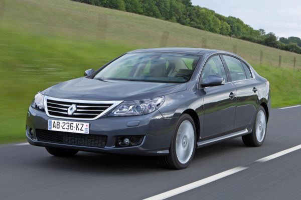 Renault Latitude je klasickým sedanem střední třídy.