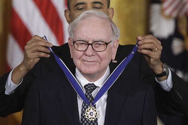 Americký prezident Barack Obama oceňuje Warrena Buffetta.