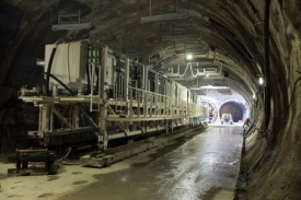 Toto jsou další součásti razicího stroje. Skládá se ze soupravy několika vozů o celkové délce přes sto metrů.