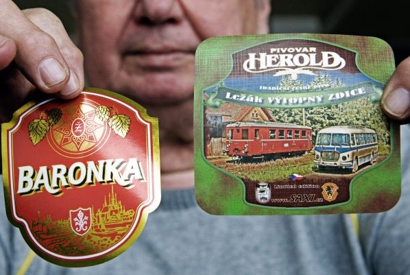 Vlevo je vítězná etiketa piva Baronka z Žateckého pivovaru, druhé místo obsadila etiketa z produkce pivovaru Herold z Březnice.