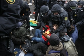 Policie se snaží oba tábory udržet od sebe, používá i vodní děla (ilustrační foto).