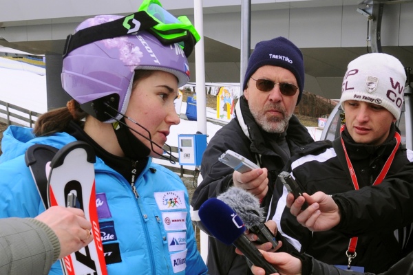 Šárka Záhrobská hovoří v Garmisch-Partenkirchenu s novináři.