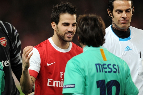 Cesc Fàbregas (vlevo) a Lionel Messi. 