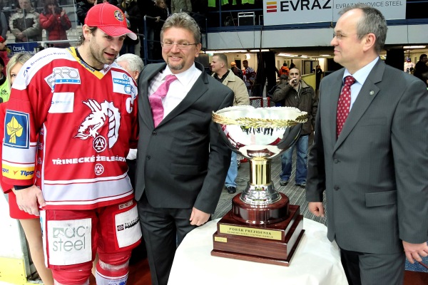 Kapitán Třince Radek Bonk (vlevo) s Prezidentským pohárem.