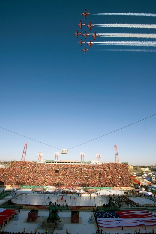 Tradiční přelet nad stadion neobstaraly stíhačky, ale akrobaté.