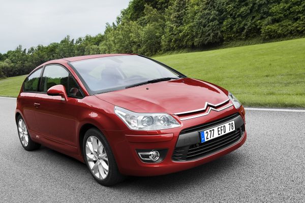 Citroën C4 se drží jednoduchosti exteriéru.