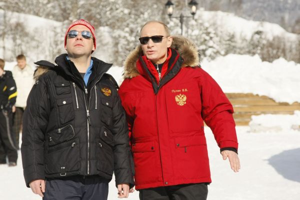Prezident Medveděv a premiér Putin na slavnostním otevření sjezdovky v Krásné Poljaně.