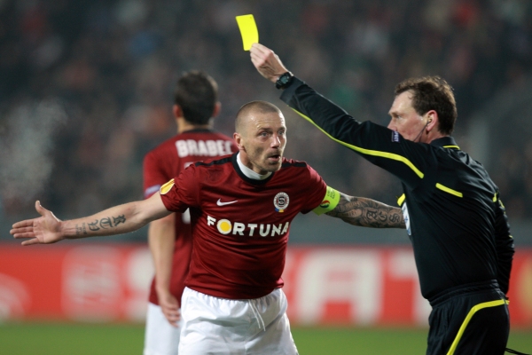 Tomáš Řepka odměněný žlutou kartou při zápase s Liverpoolem.
