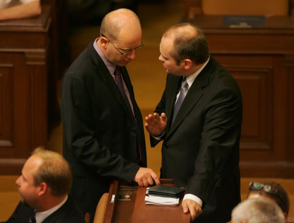 ČSSD dokončuje program nadcházejícího sjezdu a řeší, koho pozvat. Na snímku zleva Bohuslav Sobotka a Michal Hašek, dva hlavní rivalové v boji o post předsedy. 