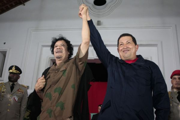 Kaddáfí na dřívější návštěvě ve Venezuele v roce 2009.