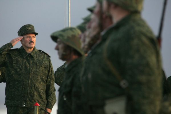 Alexandr Lukašenko salutuje vojákům.