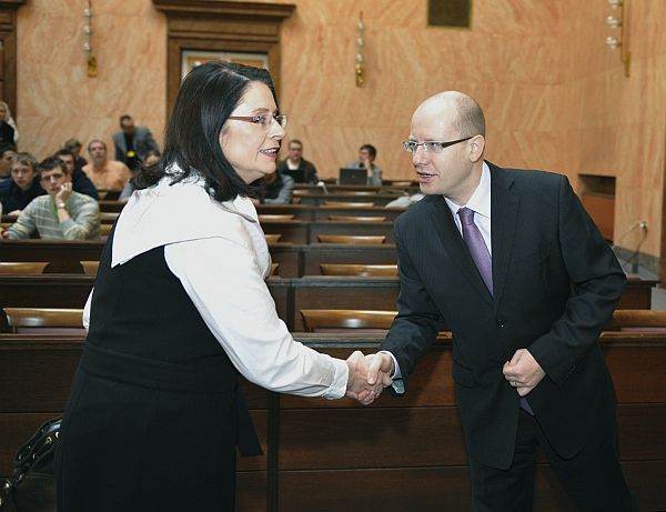 Předsedkyně Němcová a předseda Sobotka u Ústavního soudu.