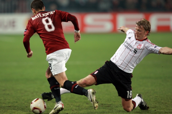 Liverpoolský útočník a DJ Dirk Kuijt (v bílém).