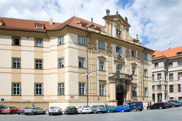 Za vzácnými českými knihami možná už za pár let nebude muset čtenář chodit do pražského Klementina. Budou na internetu. Za vzácnými českými knihami možná už za pár let nebude muset čtenář chodit do pražského Klementina. Budou na internetu.