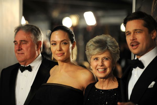 Angelina Jolie, Brad Pitt a jeho rodiče Bill a Jane.