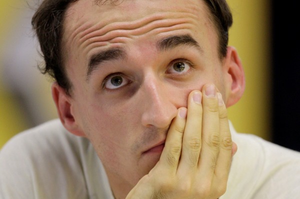 Kubica už se svou rukou lehce cvičí. Kubica už se svou rukou lehce cvičí.