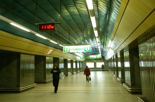 Žena skončila pod vozem vlaku. Metro na lince B se zastavilo (ilustrační foto).