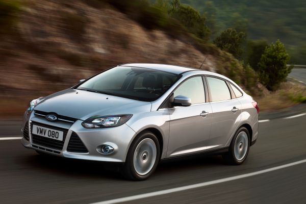 Nový Ford Focus jako čtyřdveřový sedan.