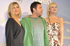 Jennifer Anistonová, Adam Sandler a Brooklyn Deckerová.