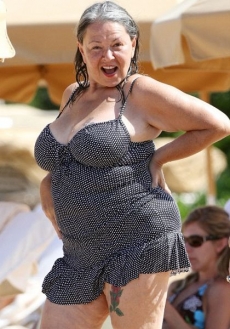 Roseanne Barrová pózuje fotografům v plavkách.