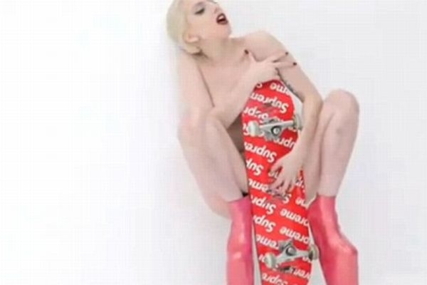 Lady Gaga pózuje jenom se skateboardem.