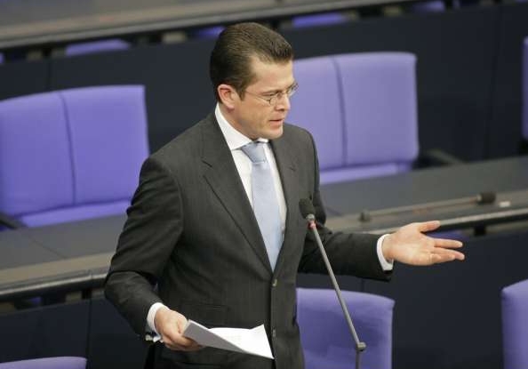 Baron zu Gutteberg. Ministrovu opisování se dnes věnoval hodinu německý parlament.