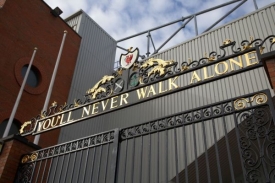 Nikdy nepůjdeš sám. Liverpoolské motto. 