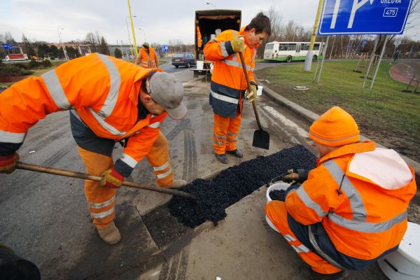 Jeden z dělníků je těžce zraněn (ilustrační foto). Jeden z dělníků je těžce zraněn (ilustrační foto).