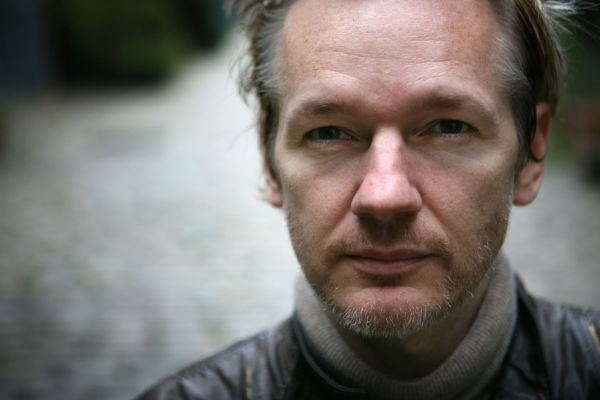 Julian Assange si vydělává na soud i prodejem triček. Julian Assange si vydělává na soud i prodejem triček.
