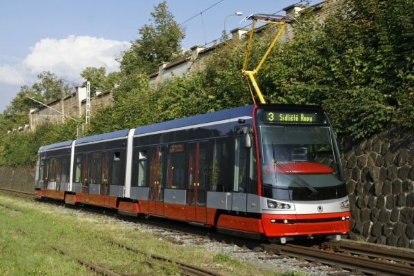 S novými tramvajemi se vzhledem k jejich rozměrům hůře manipuluje po případné nehodě. Na snímku Škoda 15T ForCity.