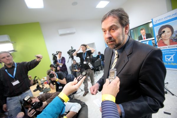 Ministr vnitra Radek John musí v posledních měsících stále vysvětlovat své počínání, tentokrát se jej ptali čtenáři.