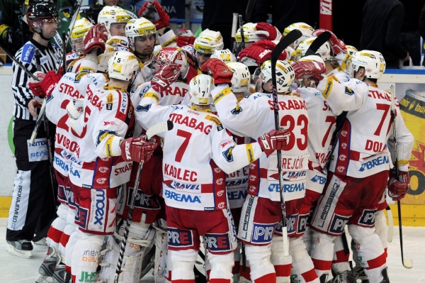 Radost hráčů Slavie po prvním vyhraném utkání.