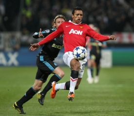 Nani z Manchesteru United se snaží přejít přes Gabriela Heinze.