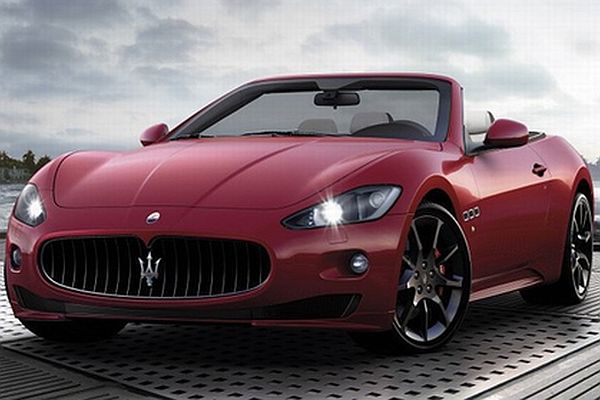 Maserati GranCabrio Sport s typickým trojzubcem ve znaku.