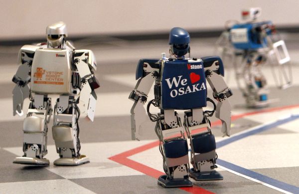 Japonští roboti vyrazili na čtyřdenní maraton. Japonští roboti vyrazili na čtyřdenní maraton.