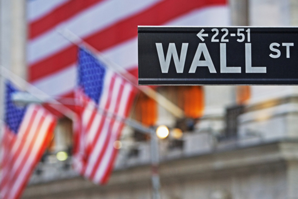 Bankéři z Wall Streetu si loni platově polepšili (ilustrační foto).