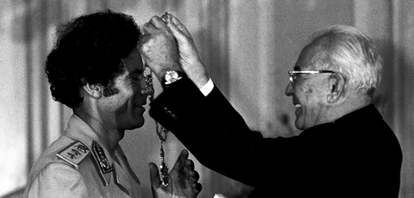 Gustáv Husák (vpravo) předal v roce 1978 na Pražském hradě Muammaru Kaddáfímu Řád bílého lva s řetězem.
