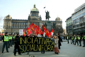 Semelová má i podporu mladých komunistů, které znepokojují zprávy o možném zákazu strany.