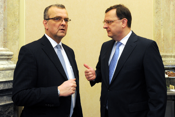 Premiér Nečas se chystá k důraznému pohovoru s ministrem financí Kalouskem. 