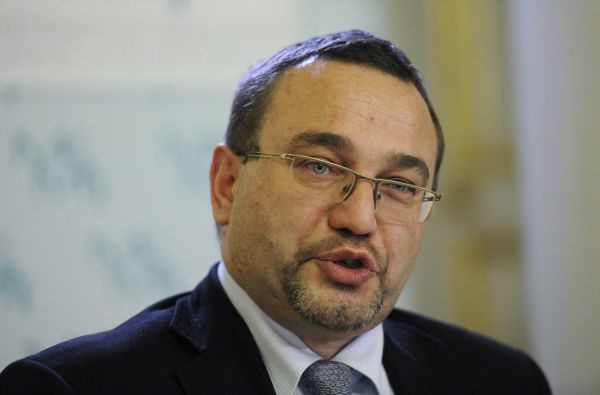 Ministr Dobeš poslední dny jen vysvětluje. Jde o cílený útok, brání se.