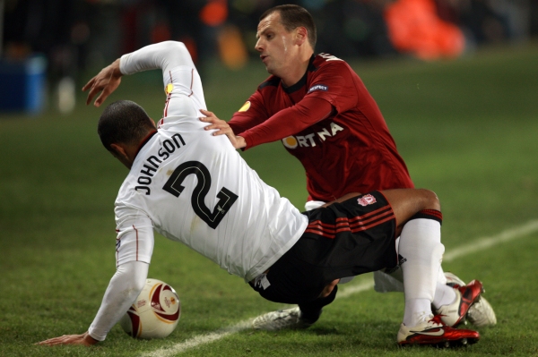 Marek Matějovský (vpravo) a liverpoolský Glen Johnson.
