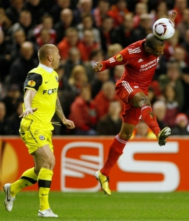 Tomáš Řepka (vlevo) často bojoval s liverpoolským Ngogem.