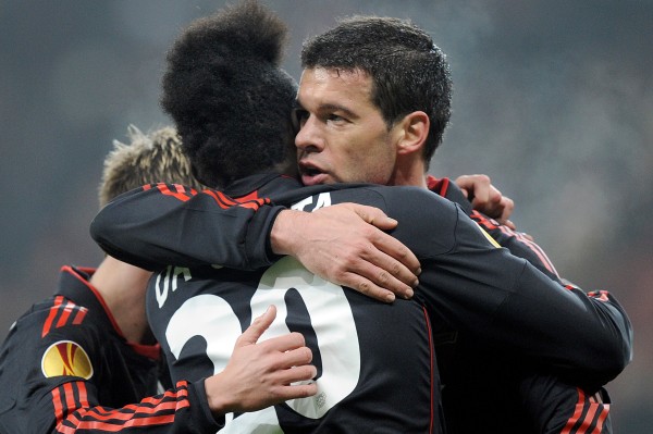Leverkusen slaví postup, druhý gól utkání vstřelil Michael Ballack.