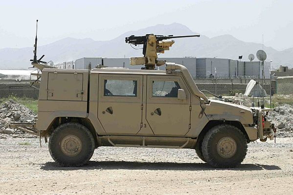 Obrněný transportér Iveco.