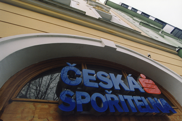 České spořitelně klesl zisk.
