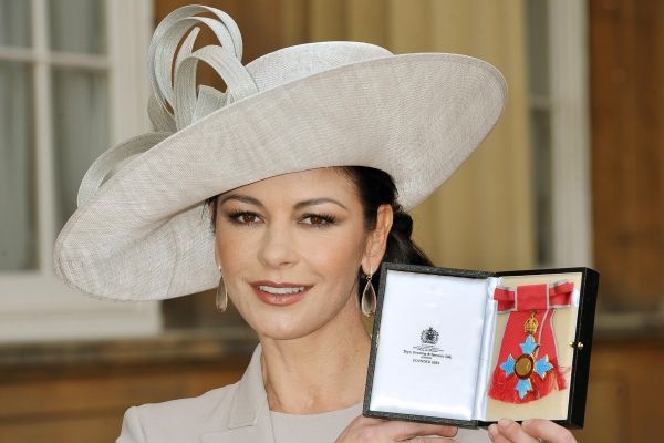 Herečka Catherine Zeta-Jonesová dostala řád.