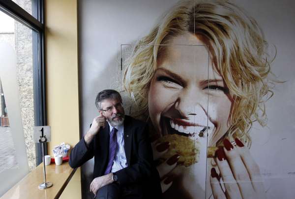 Prezident Sinn Fein, Gerry Adams, se občerstvuje v kavárně.